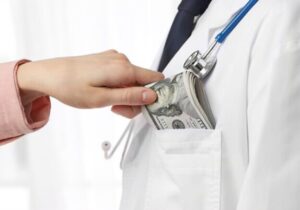 لزوم رسیدگی دستگاه‌های نظارتی به تخلفات پزشکان